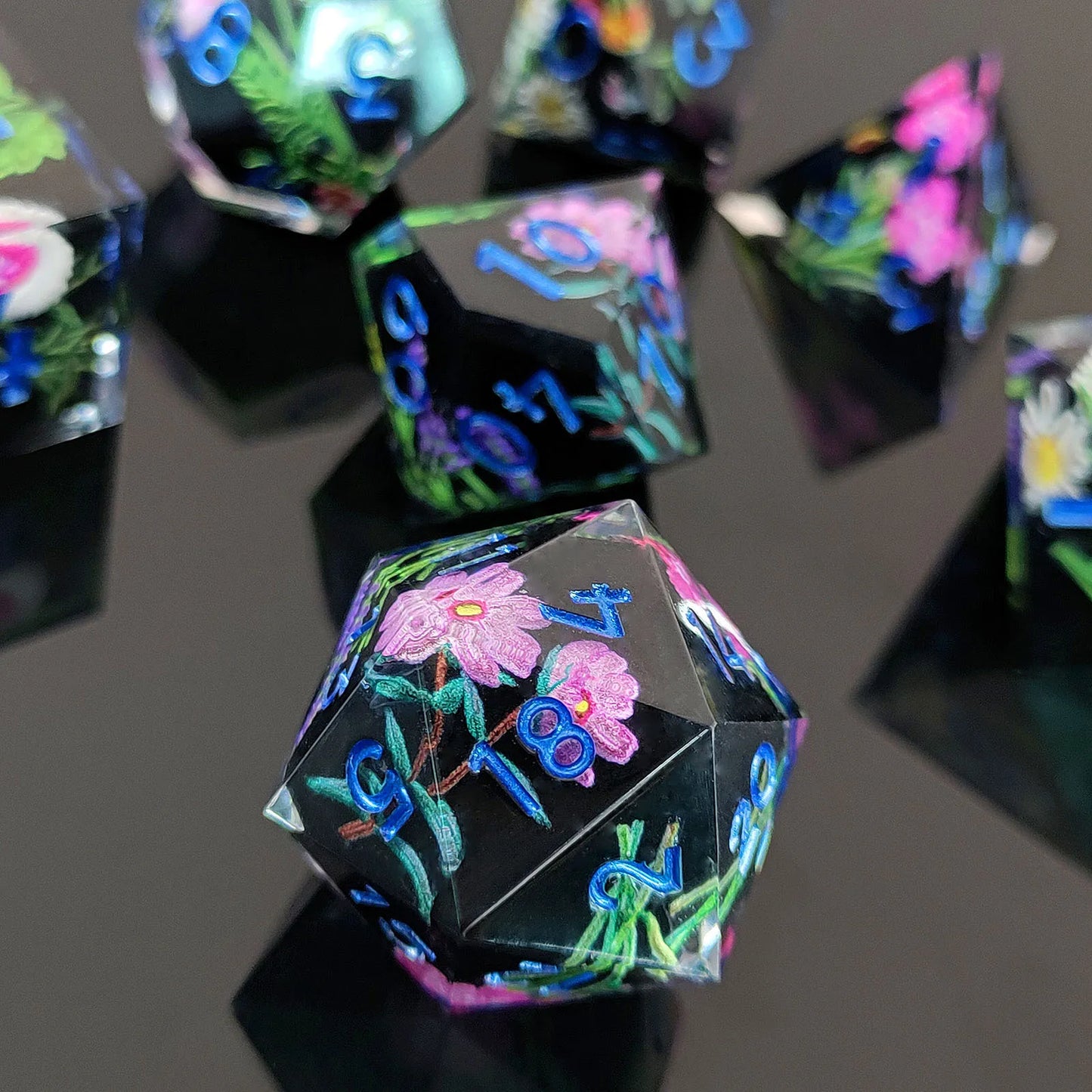 Enchanting D&D Flower Resin Dice Set - 7PCS Polyhedral Dice for RPG Gamers and Collectors - نرد 7 قطع على شكل ورود